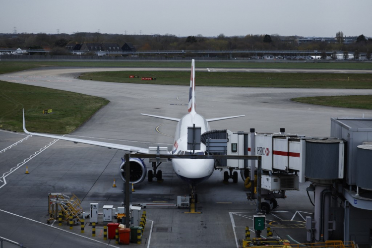 Aeroporto de Londres começa a retomar voos após incêndio que interrompeu tráfego aéreo mundial