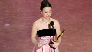 Mikey Madison recebe o prêmio de Melhor Atriz pelo filme Anora no palco durante a 97ª edição do Oscar