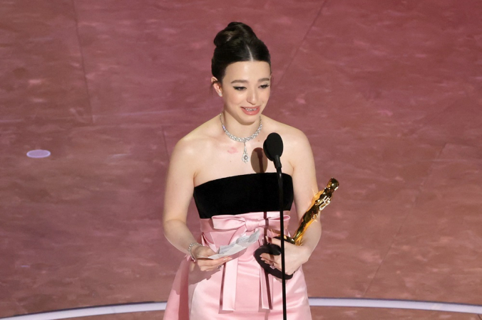 Mikey Madison recebe o prêmio de Melhor Atriz pelo filme Anora no palco durante a 97ª edição do Oscar