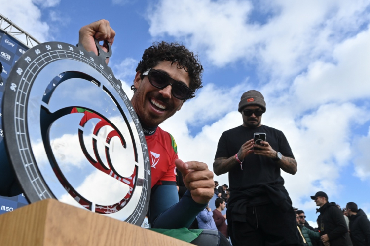 Yago Dora bate Ítalo Ferreira e vence etapa do Mundial de Surfe em Peniche