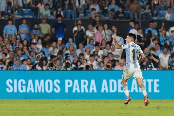 Thiago Almada, da Argentina, comemora seu gol nesta sexta-feira, em partida das Eliminatórias Sul-Americanas para a Copa do Mundo de 2026 entre as seleções do Uruguai e da Argentina, no Estádio Centenário