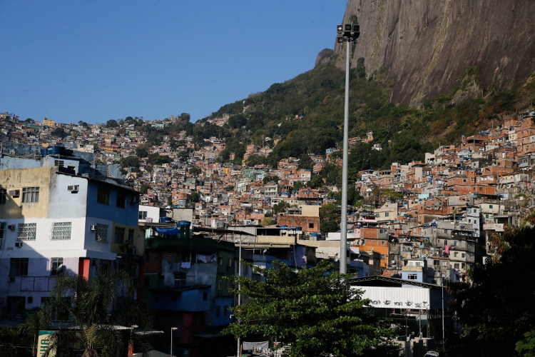 Tráfico e milícia cobram IPTU e ITBI próprios no Rio de Janeiro