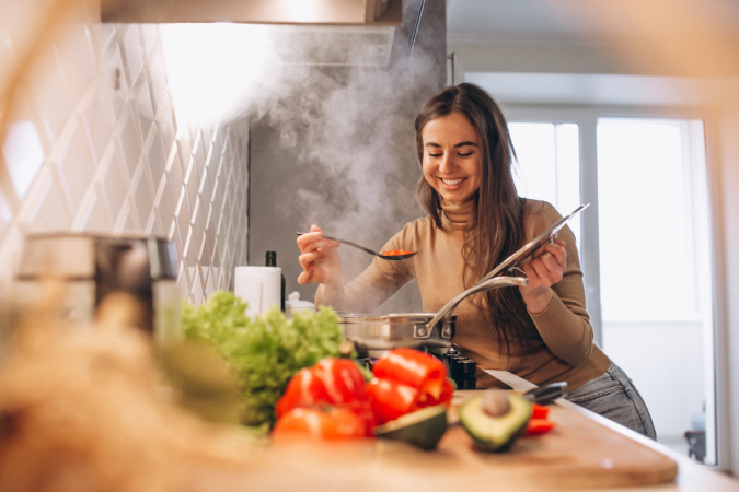 Mulher preparando almoço