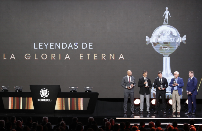 Os ex-jogadores Felipe Melo, Arsenio Luzardo, Sebastián Battaglia e Francisco Sá, e o presidente da Conmebol), Alejandro Domínguez, participam do sorteio da Libertadores