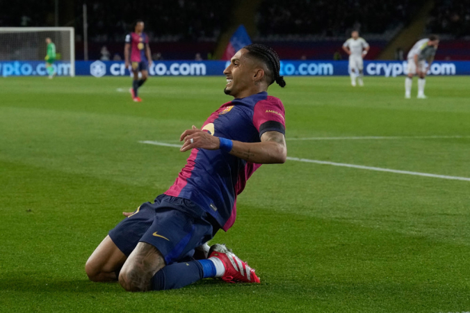 O atacante do Barcelona, Raphinha, comemora após marcar o terceiro gol na vitória por 3 a 1 durante a partida de volta das oitavas de final da Liga dos Campeões entre Barcelona e Benfica