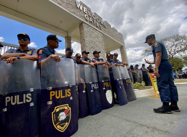 La polizia anti-addizione di fronte a una base aerea militare dove, presumibilmente, l'ex presidente Rodrigo Duterte, a Manila, nelle Filippine, è detenuta