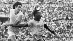 Pelé (d), da seleção brasileira de futebol, disputa bola com jogador da Romênia durante partida na Copa do Mundo de 1970