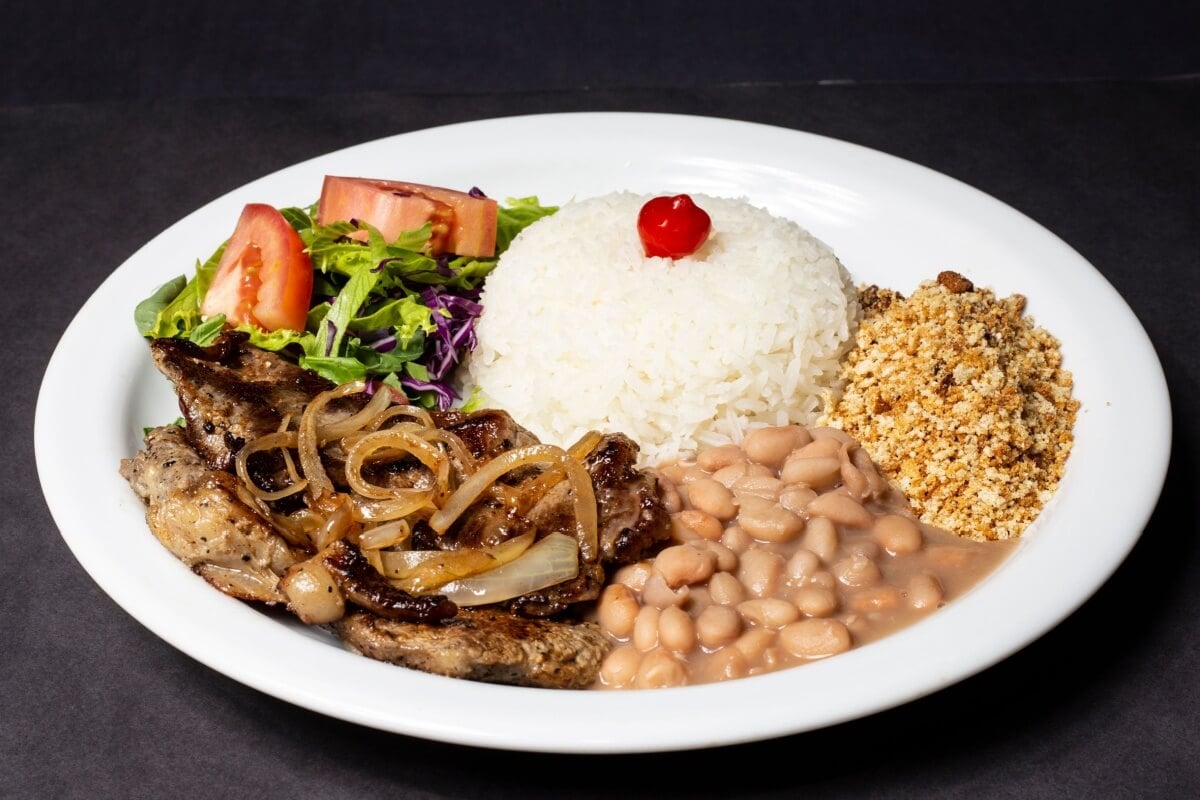 Bife acebolado com arroz, feijão, salada e farofa 