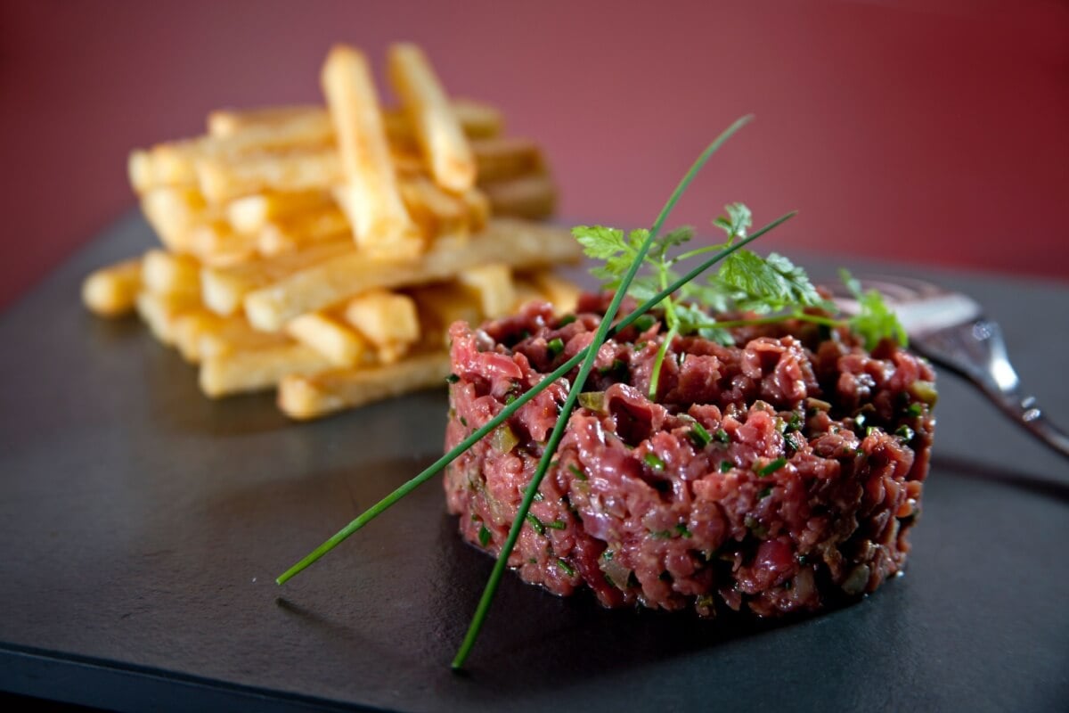 Steak tartare com batata frita 