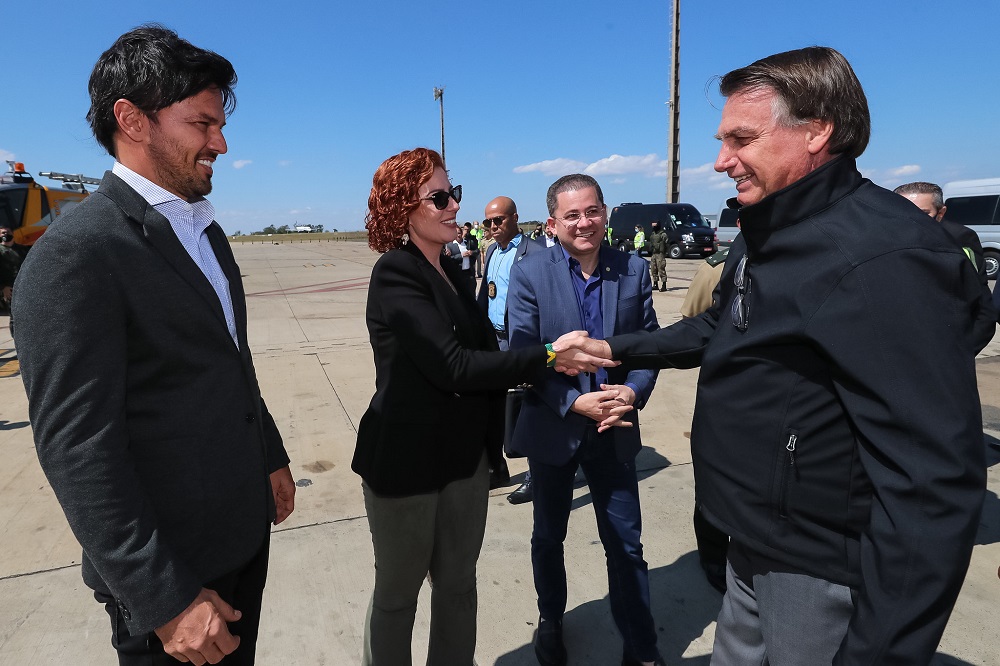Jair Bolsonar cumprimenta Carla Zambelli