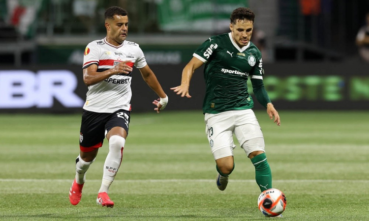 O jogador Raphael Veiga, da SE Palmeiras, disputa bola com o jogador do São Paulo FC, durante partida válida pela fase de grupos, do Campeonato Paulista, Série A1, na arena Allianz Parque.