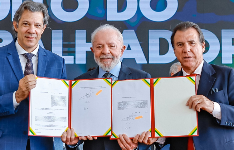 Lula assina Medida Provisória para criação de novo programa de crédito consignado