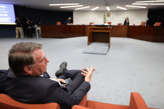 Jair Bolsonaro sentado no banco do STF de onde acompanhou primeiro dia de julgamento