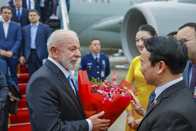 Presidente da República, Luiz Inácio Lula da Silva, durante chegada a Hanói.
