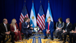 Fotografia retirada da conta oficial na rede social X (@madorni) do presidente da Argentina, Javier Milei (c1), ao lado do presidente dos Estados Unidos, Donald Trump (c2), durante uma reunião neste sábado, em Washington