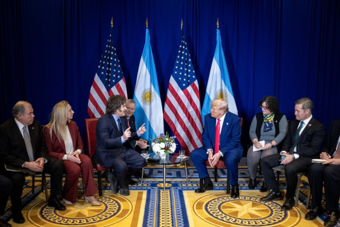 Fotografia retirada da conta oficial na rede social X (@madorni) do presidente da Argentina, Javier Milei (c1), ao lado do presidente dos Estados Unidos, Donald Trump (c2), durante uma reunião neste sábado, em Washington