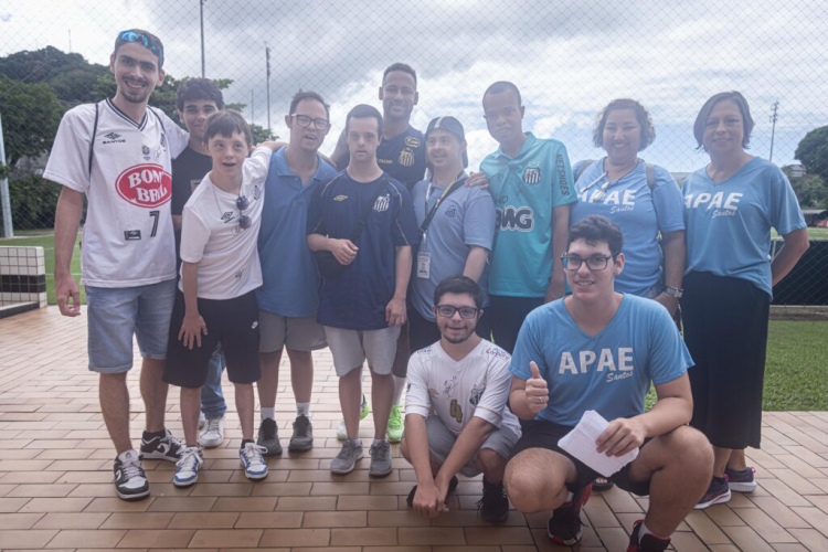 Dia Internacional da Síndrome de Down: Alunos da Apae visitam o Santos e tiram fotos com Neymar