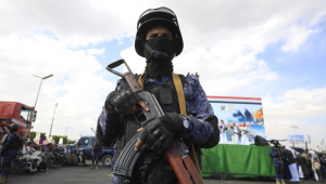 Um soldado houthi monta guarda durante um protesto em Sana'a, Iêmen