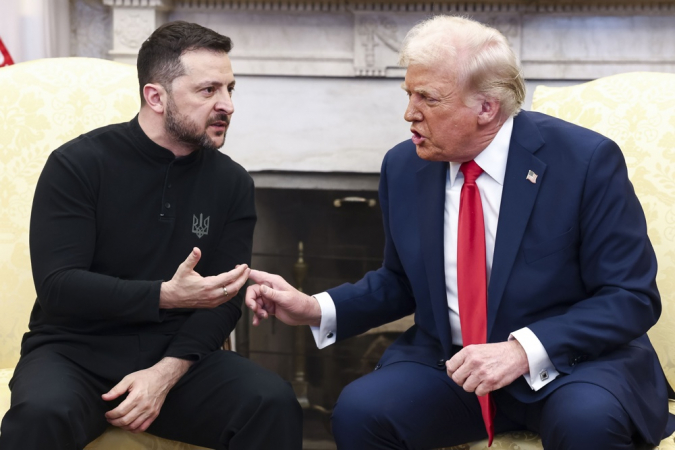 O presidente da Ucrânia, Volodymyr Zelensky (E), conversa com o presidente dos EUA, Donald Trump