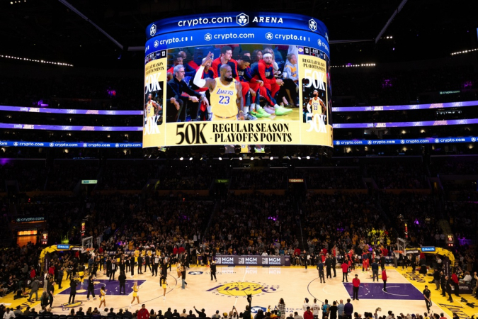 O Los Angeles Lakers presta homenagem a LeBron James por alcançar 50.000 pontos na carreira