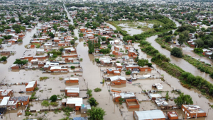 Fotografia aérea de ruas inundadas por fortes águas neste verão, em Bahía Blanca (Argentina). O governo da província de Buenos Aires