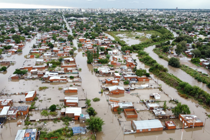 Fotografia aérea de ruas inundadas por fortes águas neste verão, em Bahía Blanca (Argentina). O governo da província de Buenos Aires