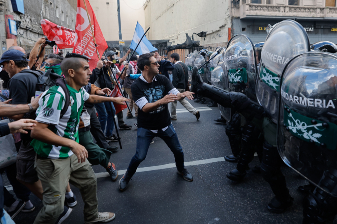 Manifestantes e membros da Gendarmeria Nacional entram em confronto nesta quarta-feira, durante um protesto em frente ao Congresso Nacional em Buenos Aires