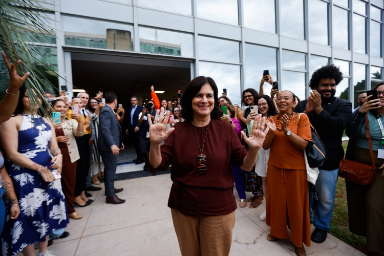 Nísia Trindade diz ter sofrido uma ‘campanha misógina’ em despedida do Ministério da Saúde