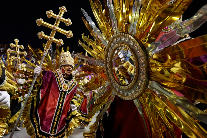 Desfile da escola de samba Rosas de Ouro pelo Grupo Especial do Carnaval 2025 de São Paulo, no Sambódromo do Anhembi