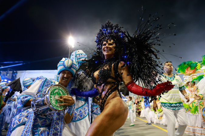 A rainha de bateria Viviane Araújo no desfile da escola de samba Mancha Verde pelo Grupo Especial do Carnaval 2025 de São Paulo