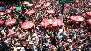 Foliões participaram do desfile do Bloco Tarado Ni Você na Avenida São João,