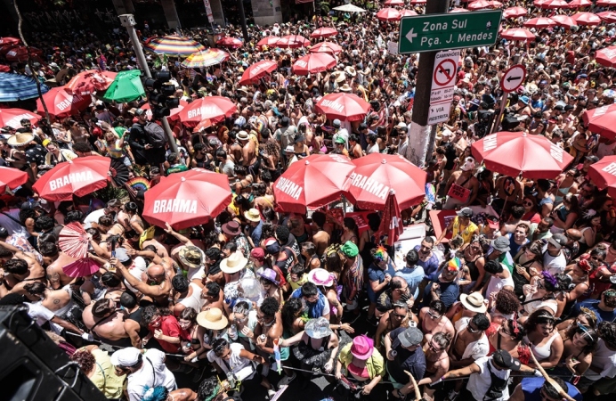 Foliões participaram do desfile do Bloco Tarado Ni Você na Avenida São João,