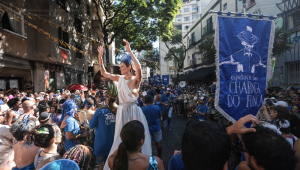 Foliões participam do desfile do Bloco Charanga do França pelas ruas do centro da cidade de São Paulo (SP), na manhã desta segunda-feira