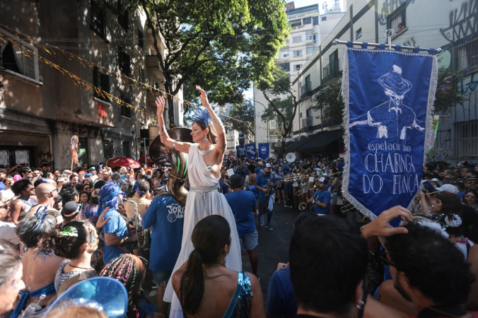 Foliões participam do desfile do Bloco Charanga do França pelas ruas do centro da cidade de São Paulo (SP), na manhã desta segunda-feira