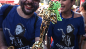 Foliões participam do desfile do Bloco Charanga do França pelas ruas do centro da cidade de São Paulo