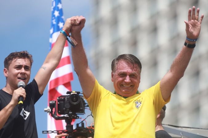 O deputado federal Nikolas Ferreira (PL-MG) participa de ato com o ex-presidente Jair Bolsonaro (PL) na orla de Copacabana, na zona sul do Rio