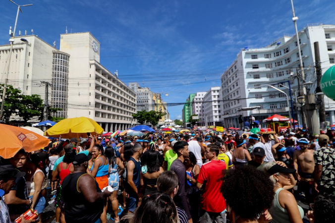 Galo da Madrugada, maior "bloco de carnaval de rua do mundo" desfila pelas ruas do centro de Recife (PE)