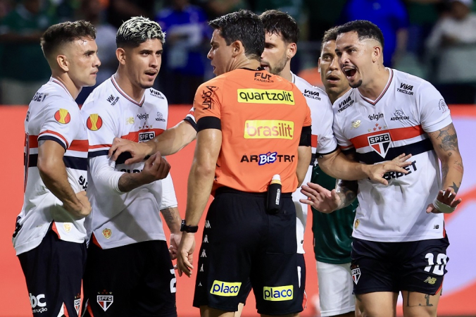 I giocatori di San Paolo si lamentano di arbitrato durante una partita contro Palmeiras all'Arena Allianz Parque Stadium
