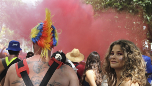 Foliões são vistos durante o desfile do Bloco Bastardos, no bairro de Pinheiros, na zona oeste da cidade de São Paulo