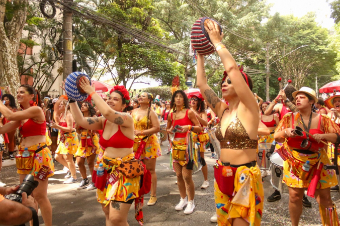 Foliões se divertem no desfile do Bloco Filhos de Gil, que homenageia o cantor baiano Gilberto Gil