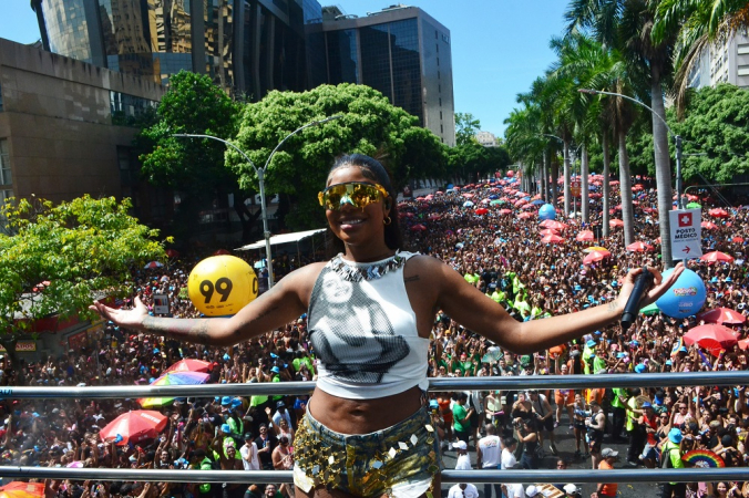 Milhares de foliões seguem o megabloco Fervo da Lud, comandado pela cantora Ludmilla, no centro da cidade do Rio de Janeiro