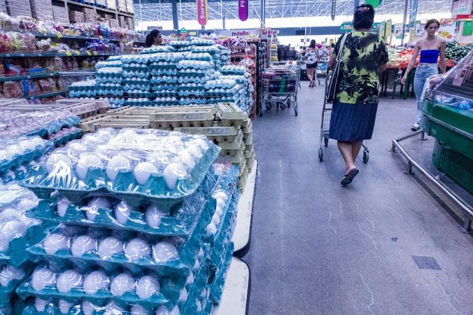 Movimentação de consumidores em supermercado na zona norte de São Paulo