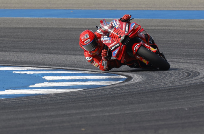 O piloto espanhol de MotoGP Marc Márquez, da equipe Ducati Lenovo, em ação durante a corrida de MotoGP do Grande Prêmio da Tailândia