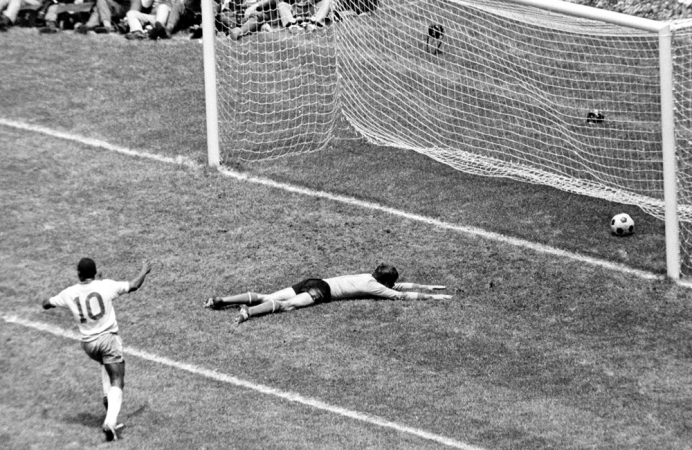 Pelé celebra il primo gol del Brasile nella decisione della Coppa del Mondo degli anni '70 contro l'Italia