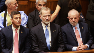 Da esquerda para a direita, o presidente do Paraguai, Santiago Peña; o rei Felipe VI; e o presidente do Brasil, Luiz Inácio Lula da Silva, participam da posse do presidente eleito do Uruguai, Yamandú Orsi