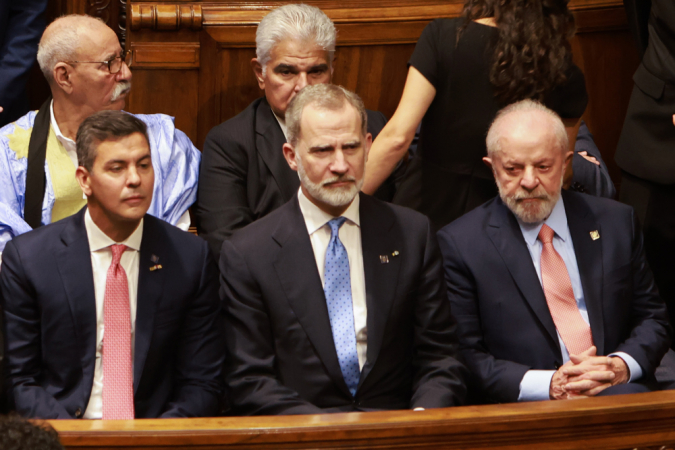 Da esquerda para a direita, o presidente do Paraguai, Santiago Peña; o rei Felipe VI; e o presidente do Brasil, Luiz Inácio Lula da Silva, participam da posse do presidente eleito do Uruguai, Yamandú Orsi