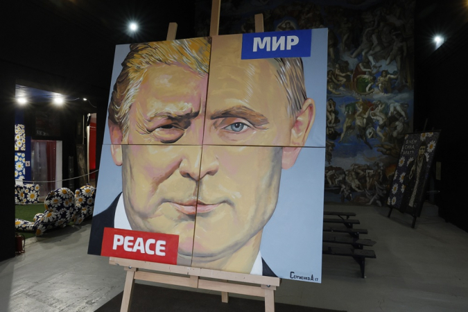 A obra de arte intitulada "A Paz" (2017), do artista russo Alexey Sergienko, que retrata o presidente russo Vladimir Putin e o ex-presidente dos EUA Donald Trump, está novamente em exibição na galeria do artista em São Petersburgo, Rússia