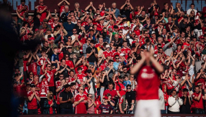 Torcida do Nottingham Forest celebra vitória contra o Manchester City pela Premier League