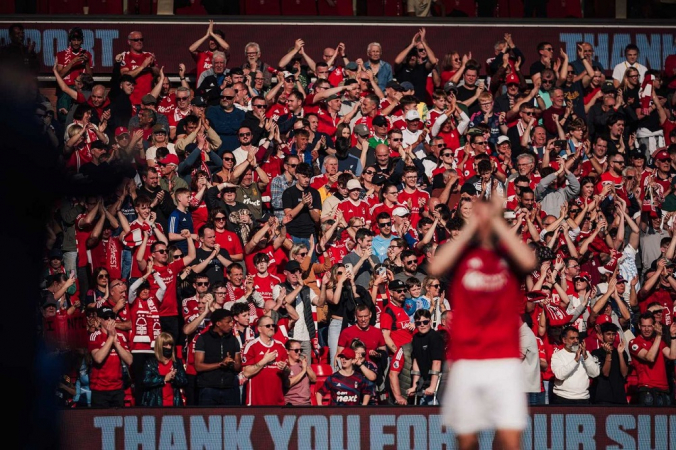 Torcida do Nottingham Forest celebra vitória contra o Manchester City pela Premier League