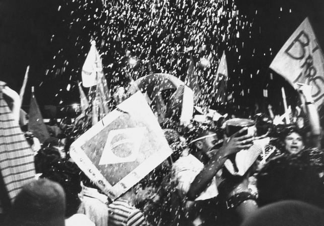 Torcedores vistos na região central da capital paulista comemorando a conquista do tricampeonato mundial